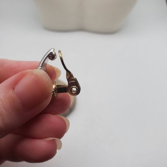 Jjg Elongated half shell hoop gold toned raised clip on earrings estate - Picture 4 of 4